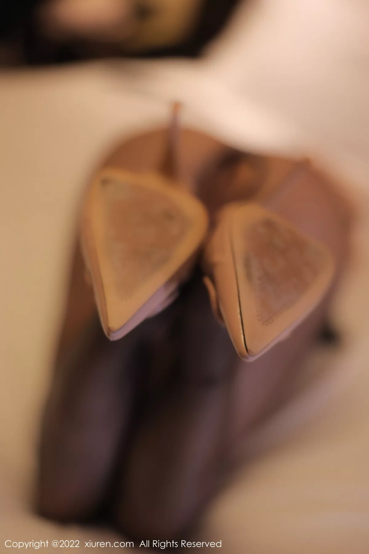 秀人集.com_[XiuRen秀人网]No.5833_新人模特司柠性感黑色吊带短裙配超薄无内黑丝秀翘臀诱惑写真63P