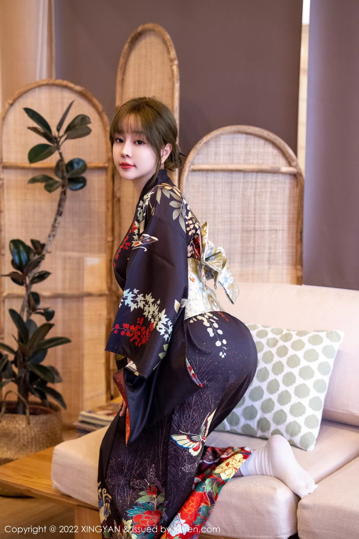 秀人集.com_[XINGYAN星颜社]VOL.154_女神王雨纯脱深色日式和服露性感白色内衣配超薄肉丝诱惑写真82P