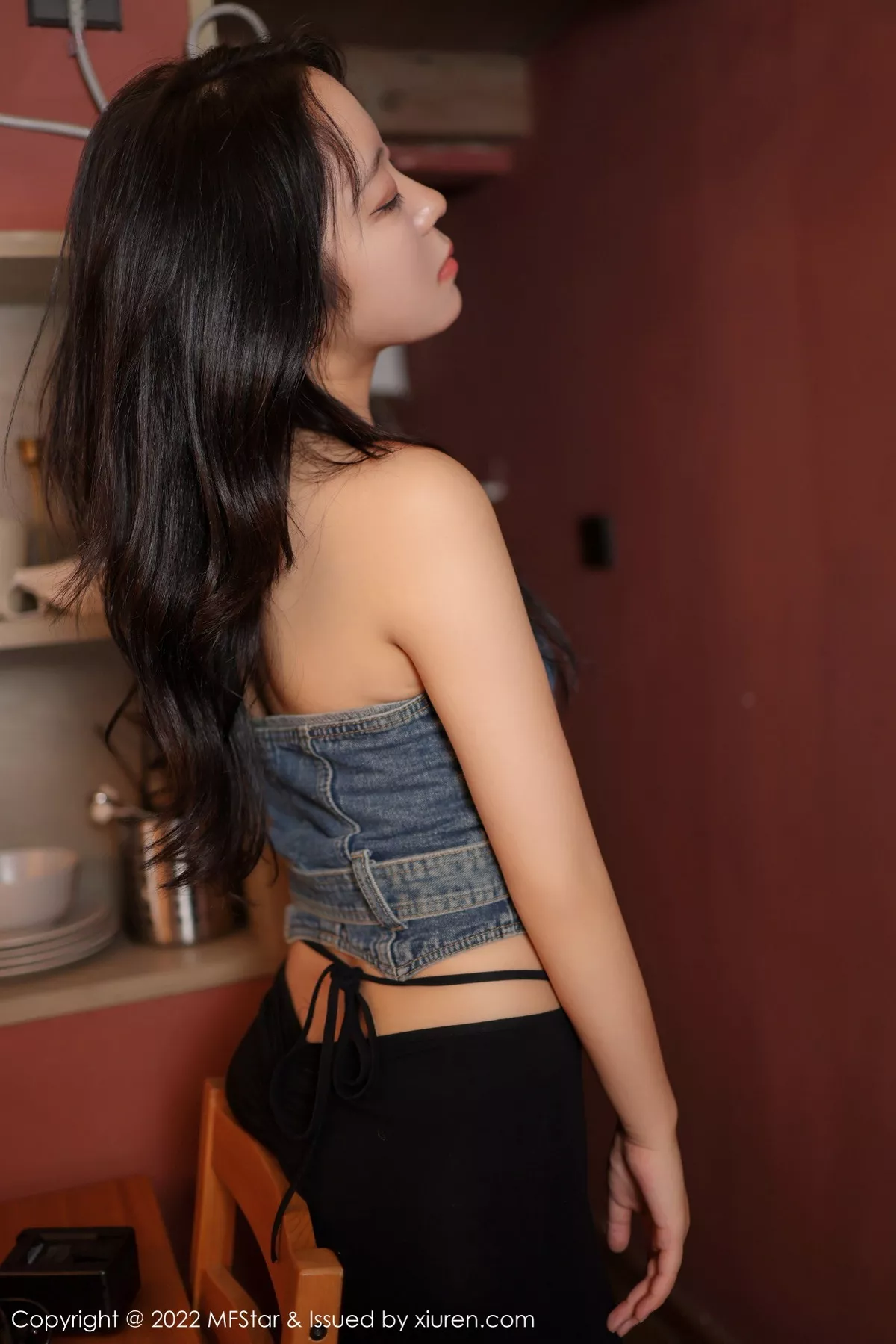 秀人集.com_[MFStar模范学院]Vol.575_模特露露Andrea牛仔露肩衣配黑色长裤秀丰腴身姿迷人诱惑写真57P