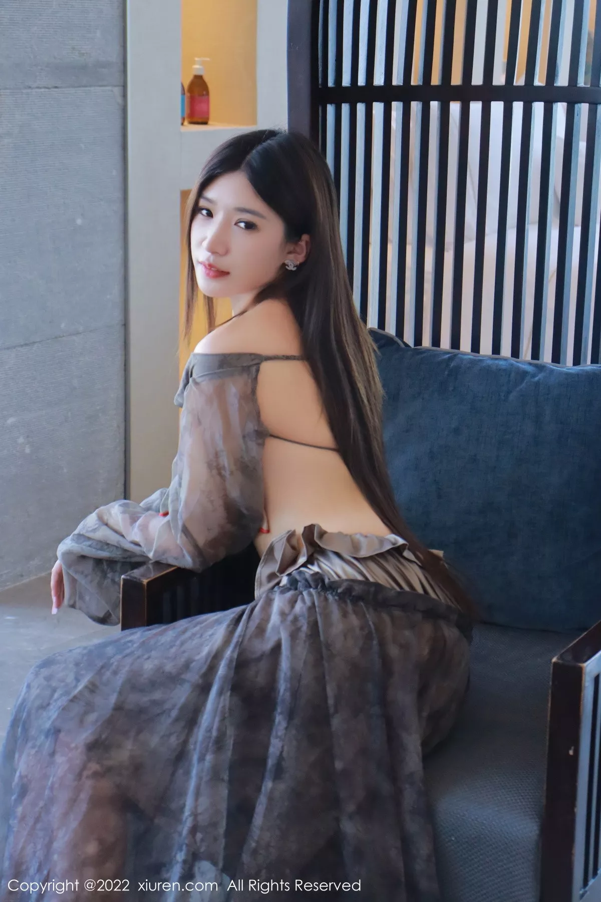 秀人集.com_[XiuRen秀人网]No.5857_模特hebe韩心雨暗灰色上衣配性感长裙露丁字裤秀翘臀诱惑写真50P