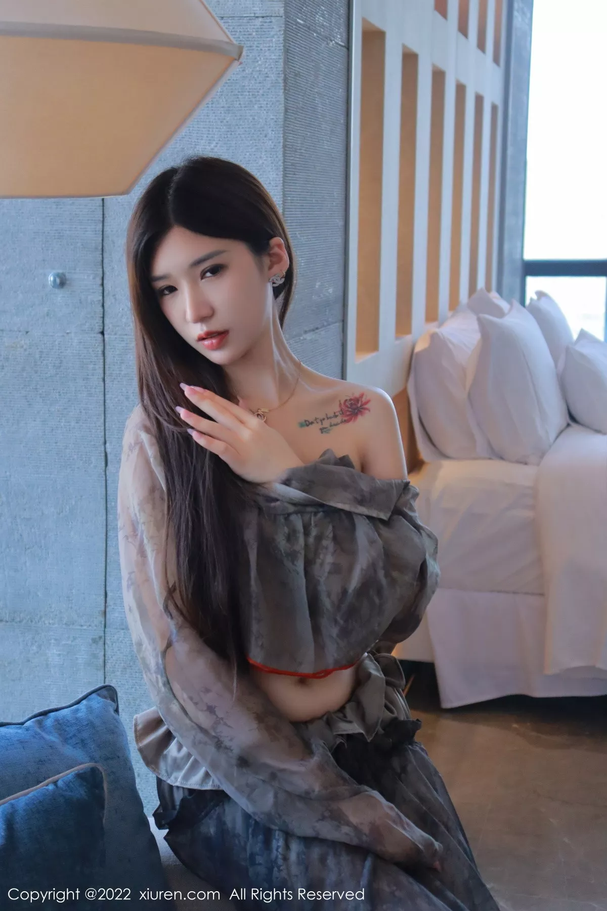 秀人集.com_[XiuRen秀人网]No.5857_模特hebe韩心雨暗灰色上衣配性感长裙露丁字裤秀翘臀诱惑写真50P