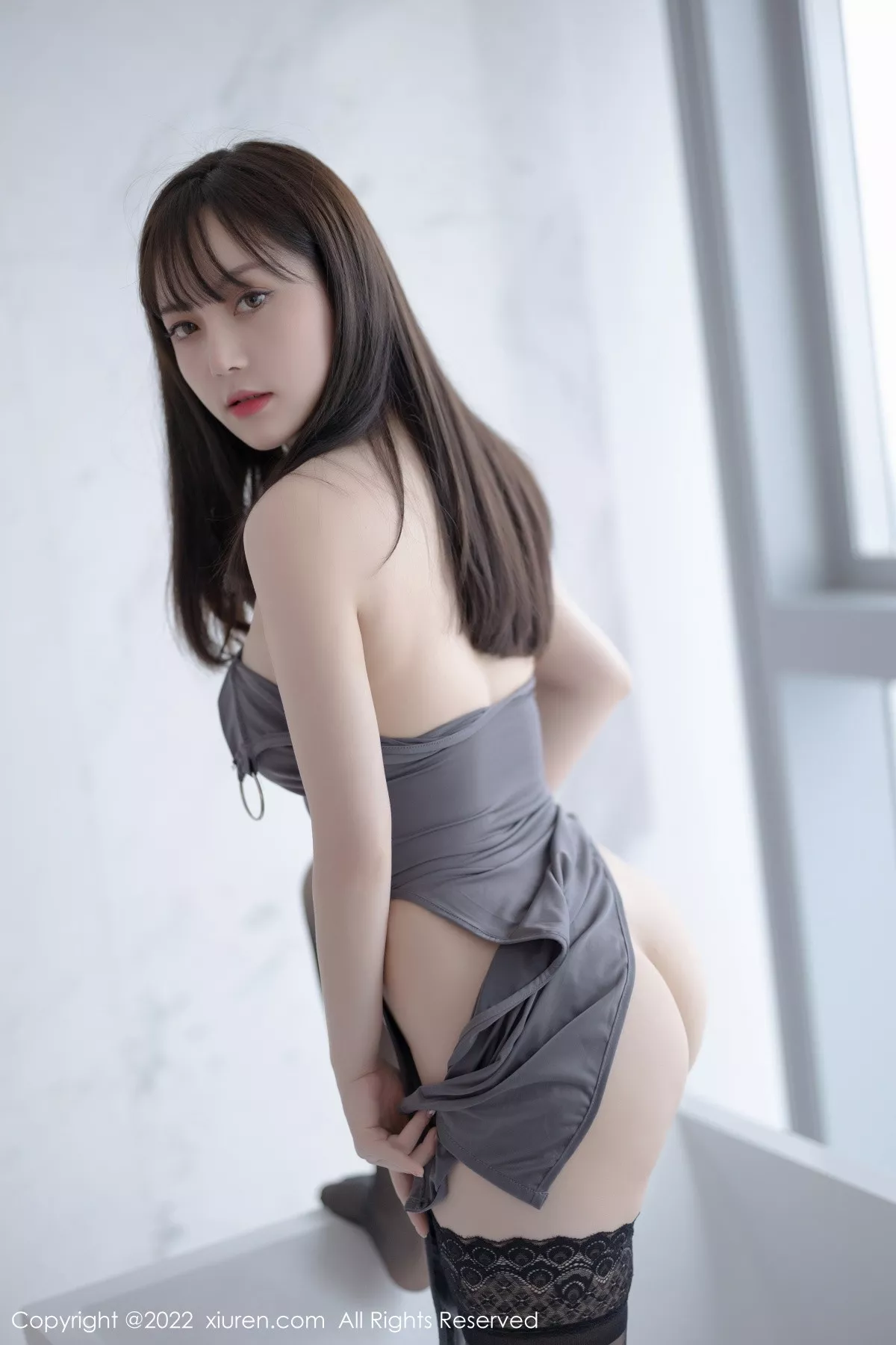 秀人集.com_[XiuRen秀人网]No.5865_模特豆瓣酱厦门旅拍灰色露肩短裙配蕾丝袜秀丰满身材诱惑写真71P