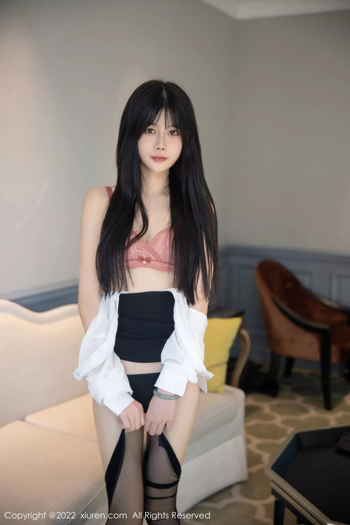 秀人集.com_[XiuRen秀人网]No.5861_模特77qiqi白色轻透衣配黑短裙露粉红蕾丝内衣超薄黑丝诱惑写真79P