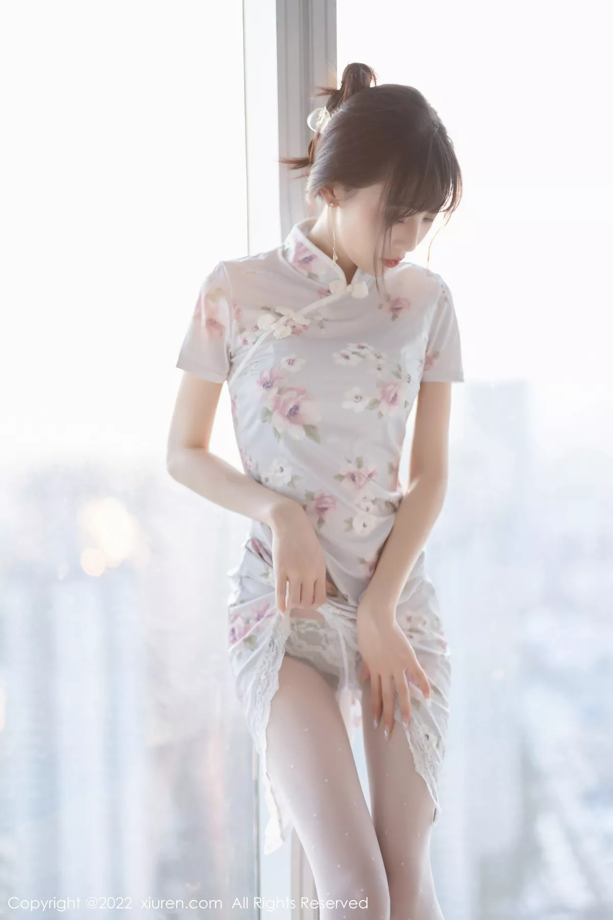 秀人集.com_[XiuRen秀人网]No.5757_模特林星阑白色图案旗袍露浅色蕾丝内衣配白丝袜甜美迷人写真90P
