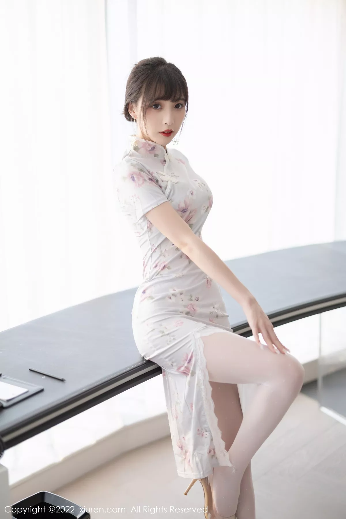 秀人集.com_[XiuRen秀人网]No.5757_模特林星阑白色图案旗袍露浅色蕾丝内衣配白丝袜甜美迷人写真90P