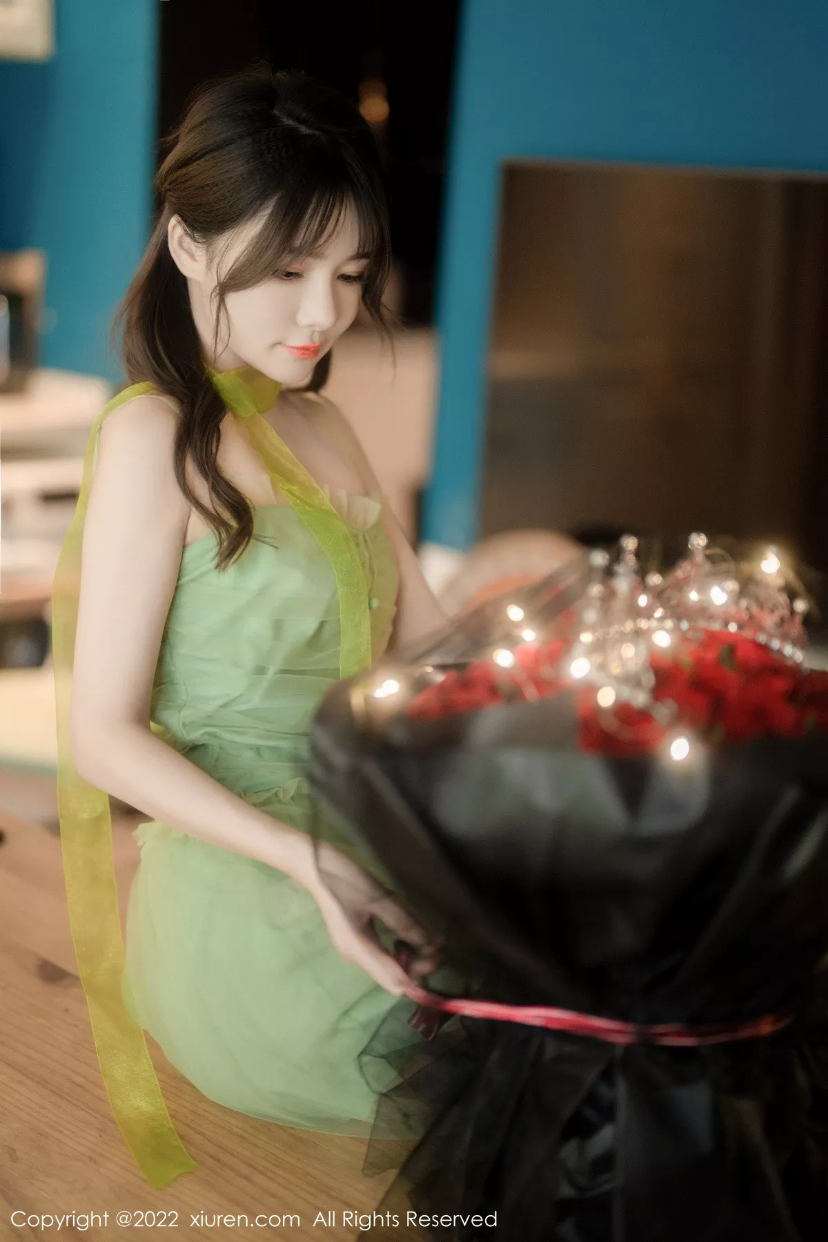 秀人集.com_[XiuRen秀人网]No.5875_模特婠婠么私房性感淡绿色连衣裙秀曼妙身姿白嫩美腿诱惑写真85P