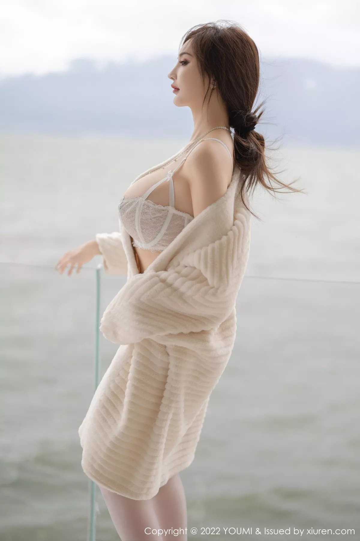 秀人集.com_[YouMi尤蜜荟]Vol.866_女神奶瓶土肥圆户外脱米色外衣露白色蕾丝内衣秀豪乳诱惑写真82P