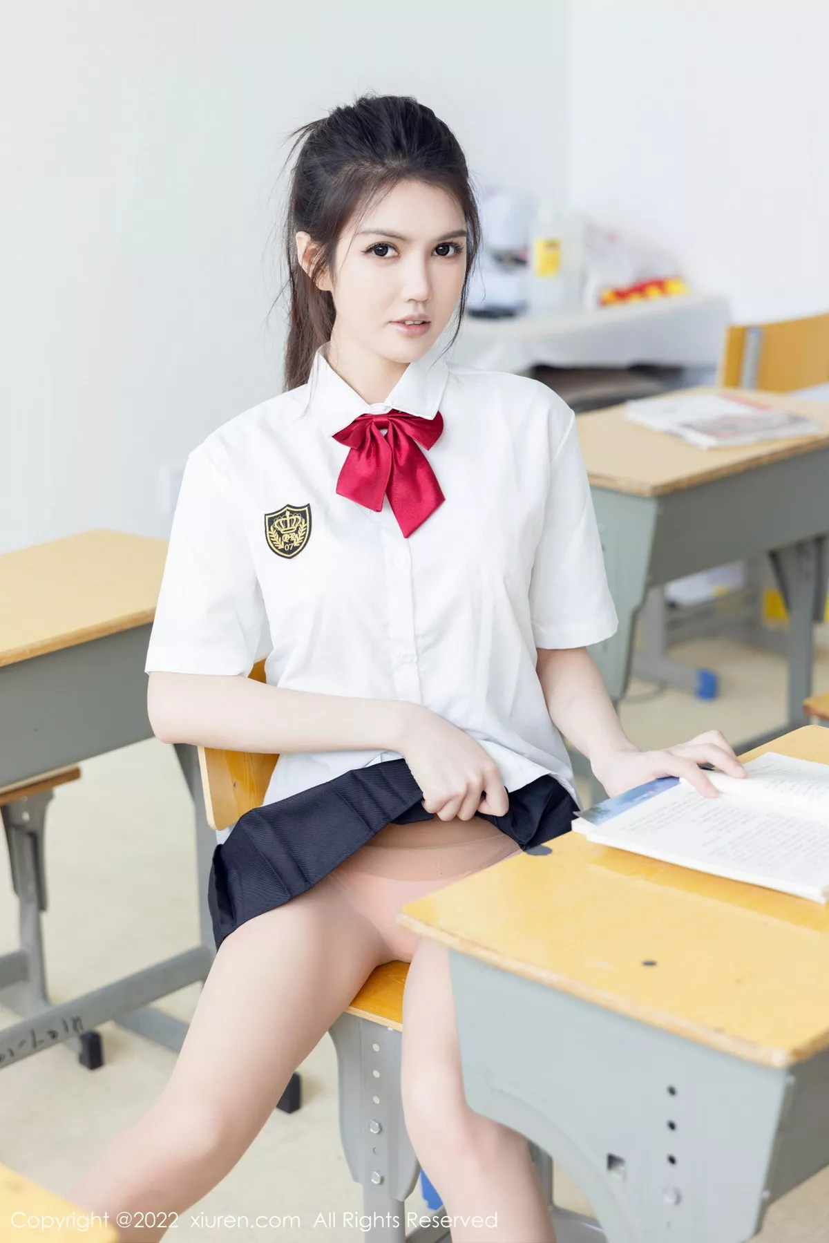 秀人集.com_[XiuRen秀人网]No.5762_模特媛媛酱belle教室场景性感白T配黑色短裙露蕾丝内衣诱惑写真71P