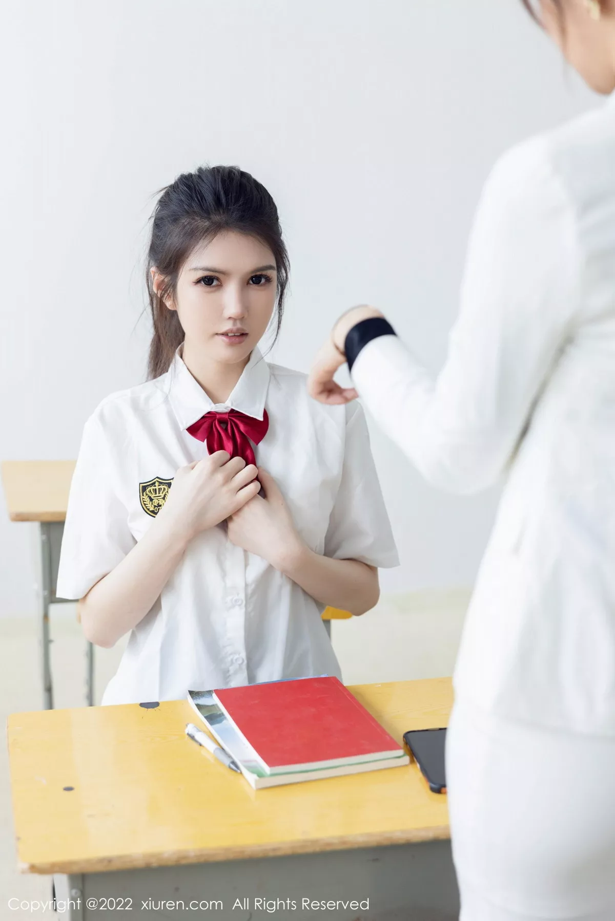 秀人集.com_[XiuRen秀人网]No.5762_模特媛媛酱belle教室场景性感白T配黑色短裙露蕾丝内衣诱惑写真71P