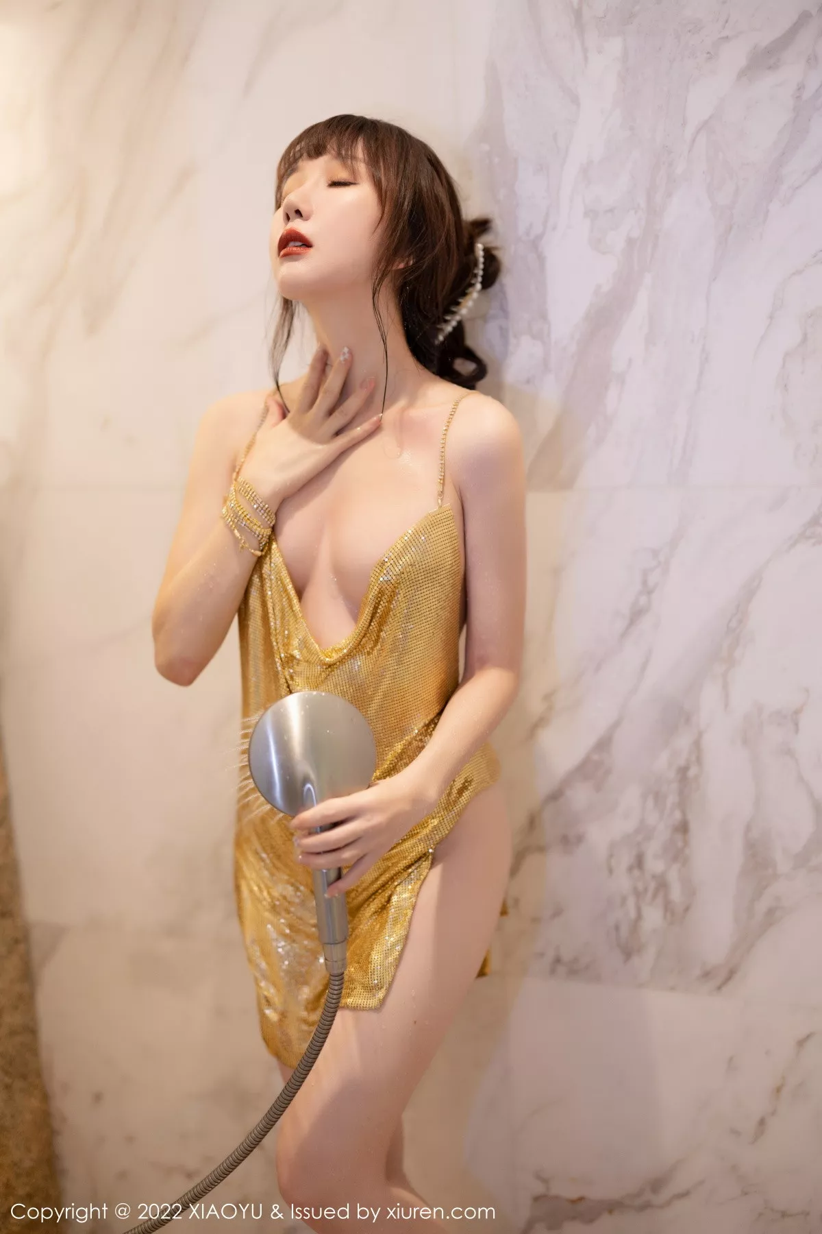 秀人集.com_[XiaoYu画语界]Vol.890_模特波巧酱泳池场景拍摄性感金色吊带短裙秀曼妙身姿诱惑写真78P