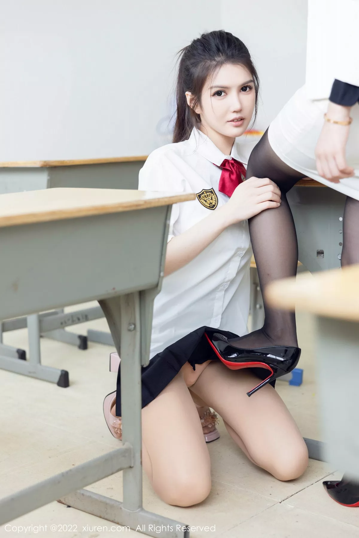 秀人集.com_[XiuRen秀人网]No.5762_模特媛媛酱belle教室场景性感白T配黑色短裙露蕾丝内衣诱惑写真71P