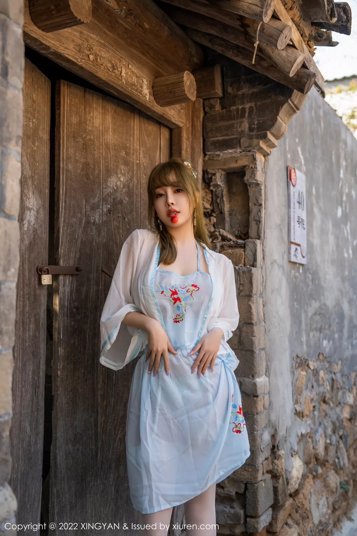 秀人集.com_[XINGYAN星颜社]VOL.150_女神王雨纯户外白色轻透古装服饰配白丝袜秀完美身材诱惑写真75P