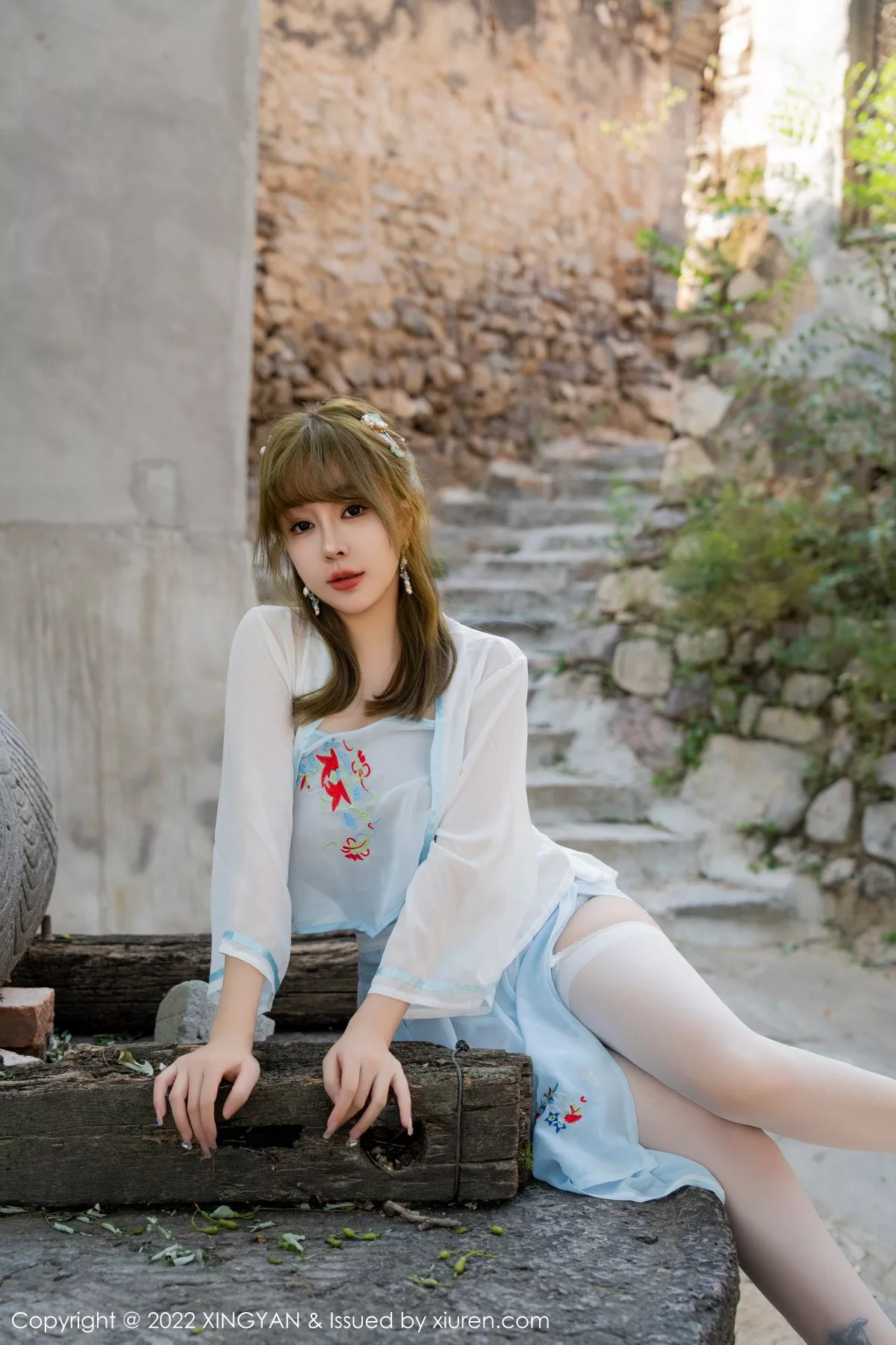 秀人集.com_[XINGYAN星颜社]VOL.150_女神王雨纯户外白色轻透古装服饰配白丝袜秀完美身材诱惑写真75P