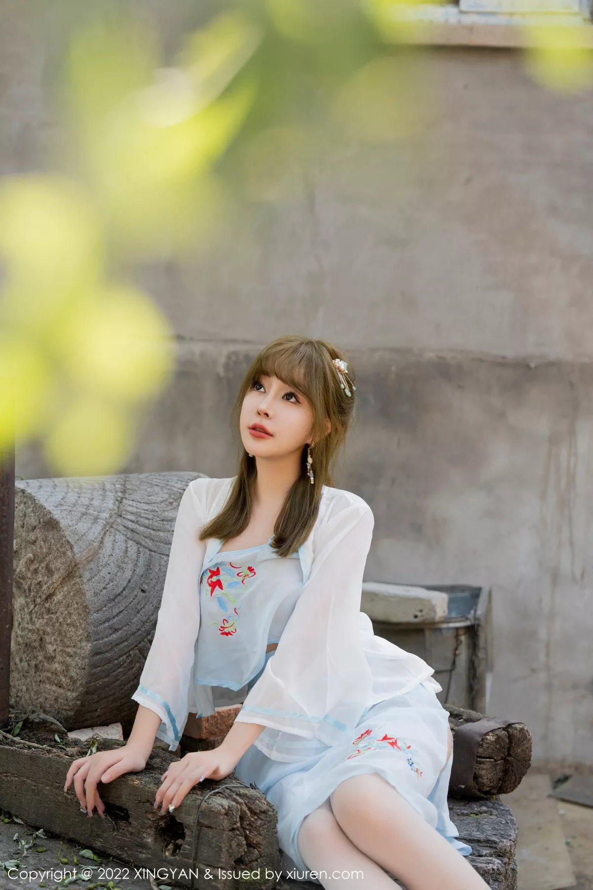 秀人集.com_[XINGYAN星颜社]VOL.150_女神王雨纯户外白色轻透古装服饰配白丝袜秀完美身材诱惑写真75P