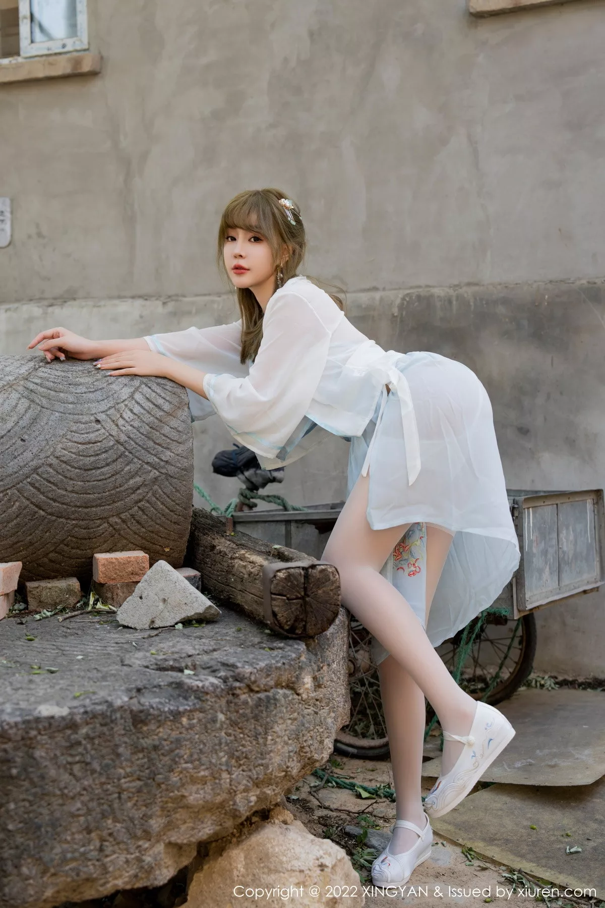 秀人集.com_[XINGYAN星颜社]VOL.150_女神王雨纯户外白色轻透古装服饰配白丝袜秀完美身材诱惑写真75P