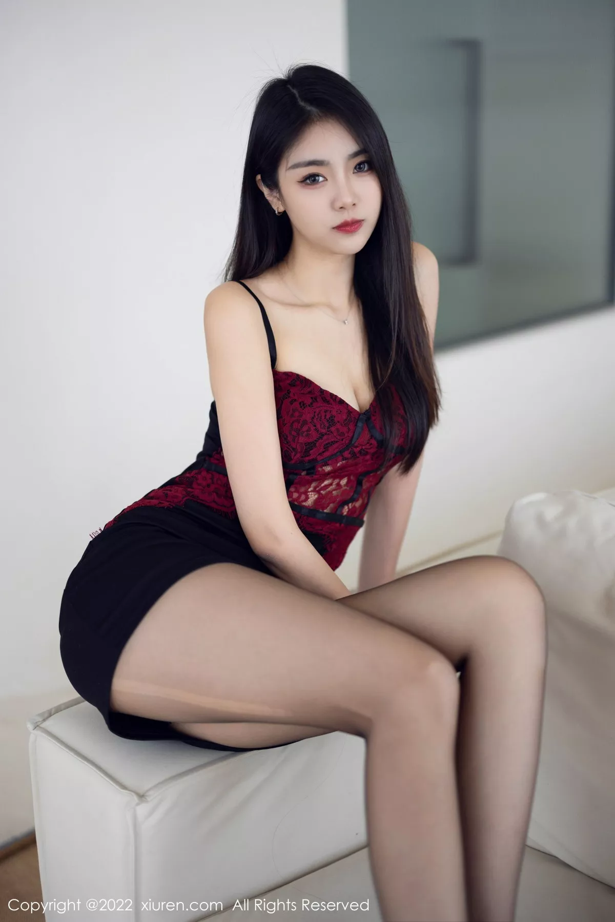 秀人集.com_[XiuRen秀人网]No.5769_模特可乐Vicky性感暗红色吊带上衣配黑短裙露超薄黑丝诱惑写真63P