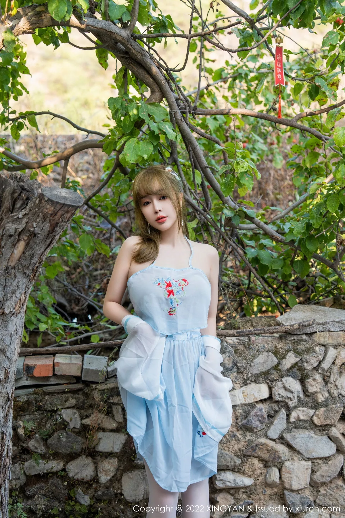 秀人集.com_[XINGYAN星颜社]VOL.150_女神王雨纯户外白色轻透古装服饰配白丝袜秀完美身材诱惑写真75P