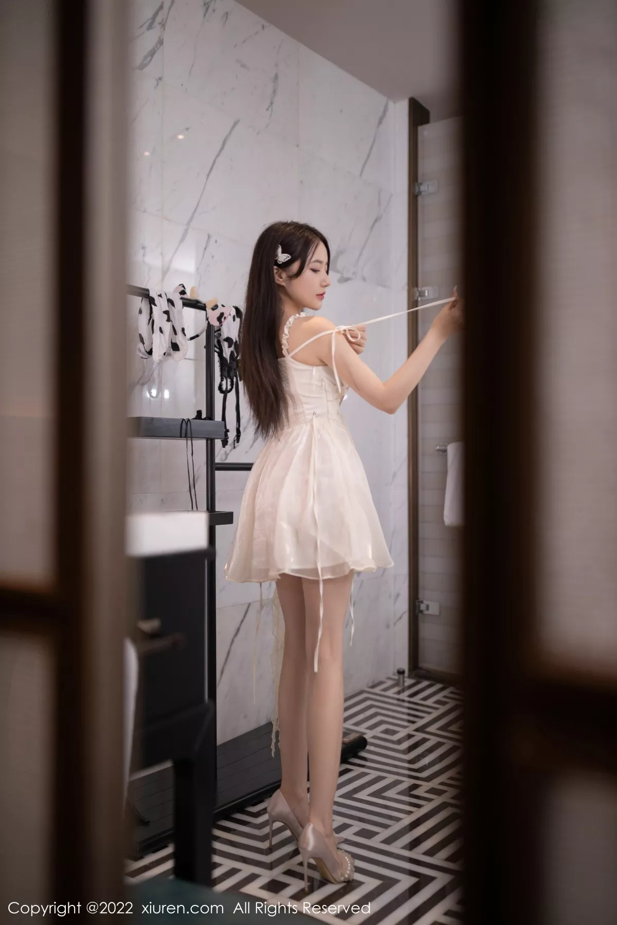 秀人集.com_[XiuRen秀人网]No.5776_模特鱼子酱Fish模特招聘主题浅色薄纱连衣裙秀完美身材诱惑写真75P