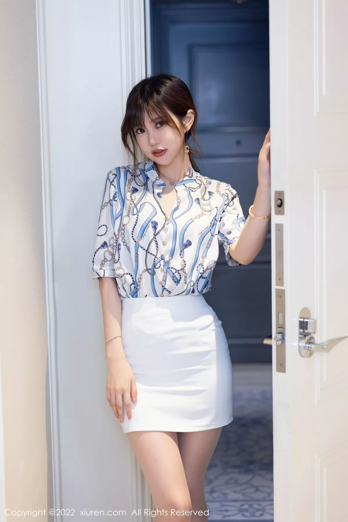 秀人集.com_[XiuRen秀人网]No.5775_女神绮里嘉ula性感图案T恤配白色短裙露原色丝袜撩人诱惑写真102P