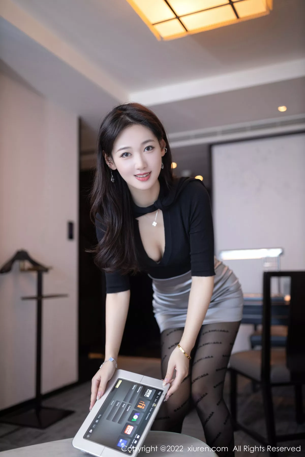 秀人集.com_[XiuRen秀人网]No.5887_模特唐安琪秘书角色黑色收身衣配银色短裙秀曼妙身姿诱惑写真78P