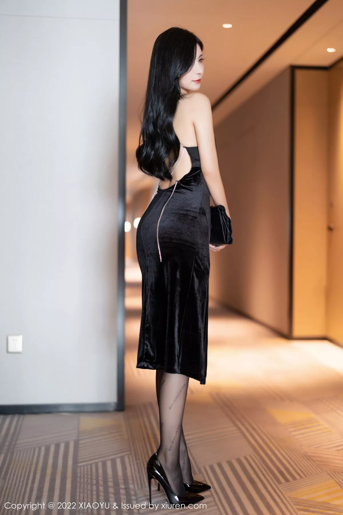 秀人集.com_[XiaoYu画语界]Vol.908_模特小蛮妖Yummy黑色露肩裙+浅色情趣蕾丝旗袍迷人诱惑写真86P