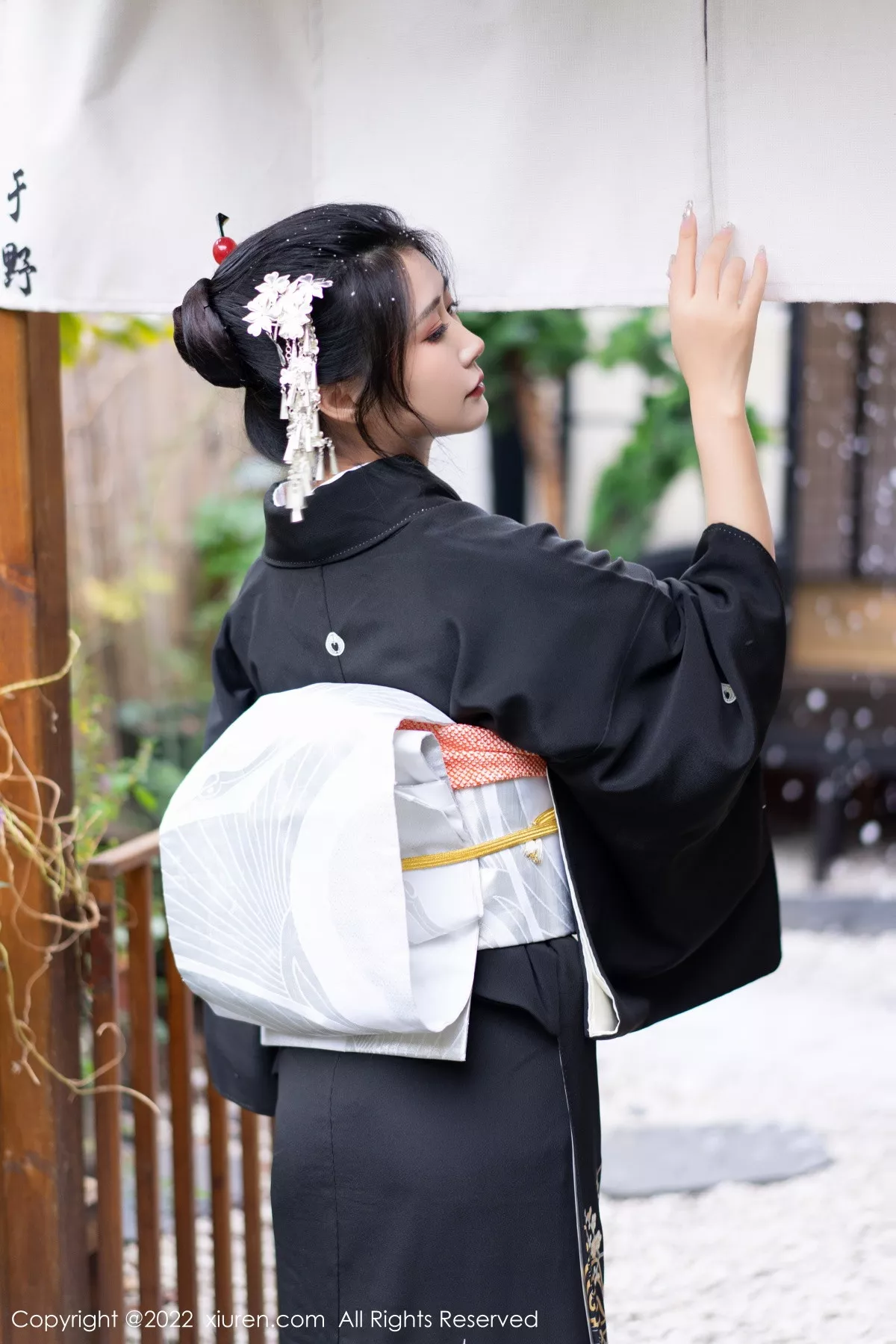 秀人集.com_[XiuRen秀人网]No.5932_模特laura阿姣性感深色日式和服半脱秀柔美身材迷人诱惑写真74P