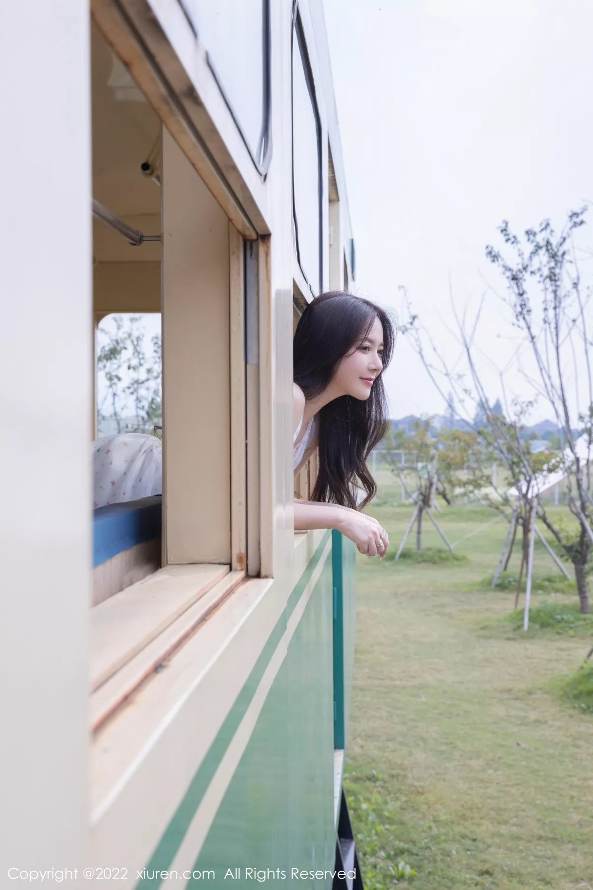 秀人集.com_[XiuRen秀人网]No.5947_模特鱼子酱Fish电车场景脱露肩连衣裙露白色蕾丝内衣诱惑写真80P