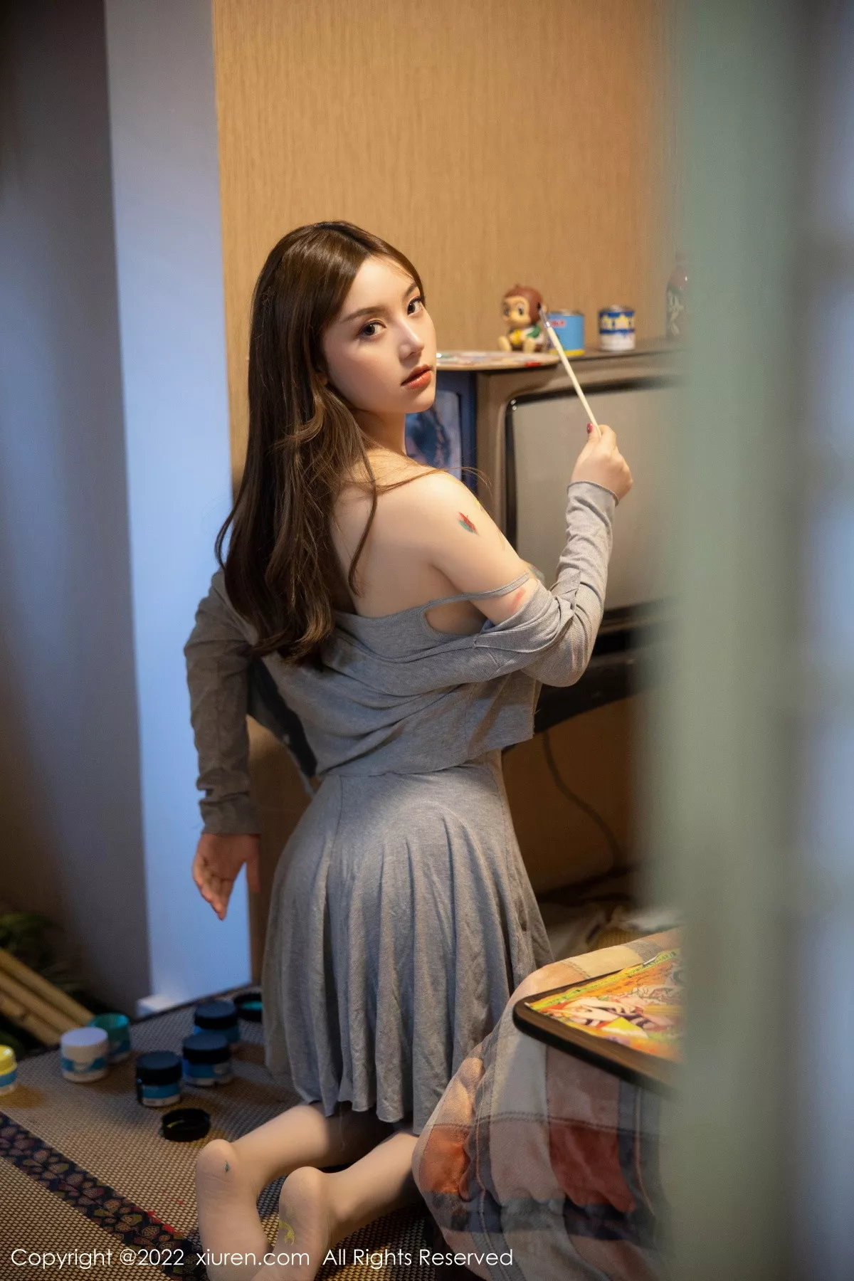 秀人集.com_[XiuRen秀人网]No.5943_模特豆瓣酱绘画主题灰色低胸吊带裙配肉丝秀丰满身材诱惑写真71P