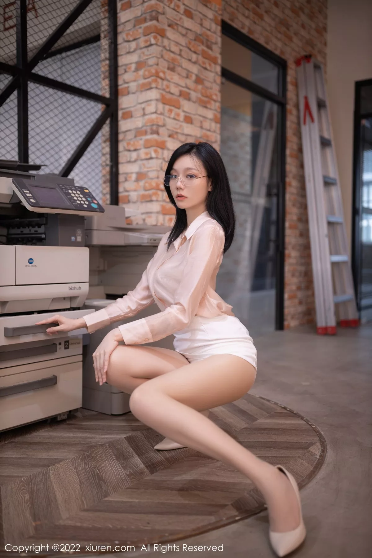 秀人集.com_[XiuRen秀人网]No.5960_模特安然anran浅色上衣配白色短裙露蕾丝内衣原色丝袜诱惑写真82P