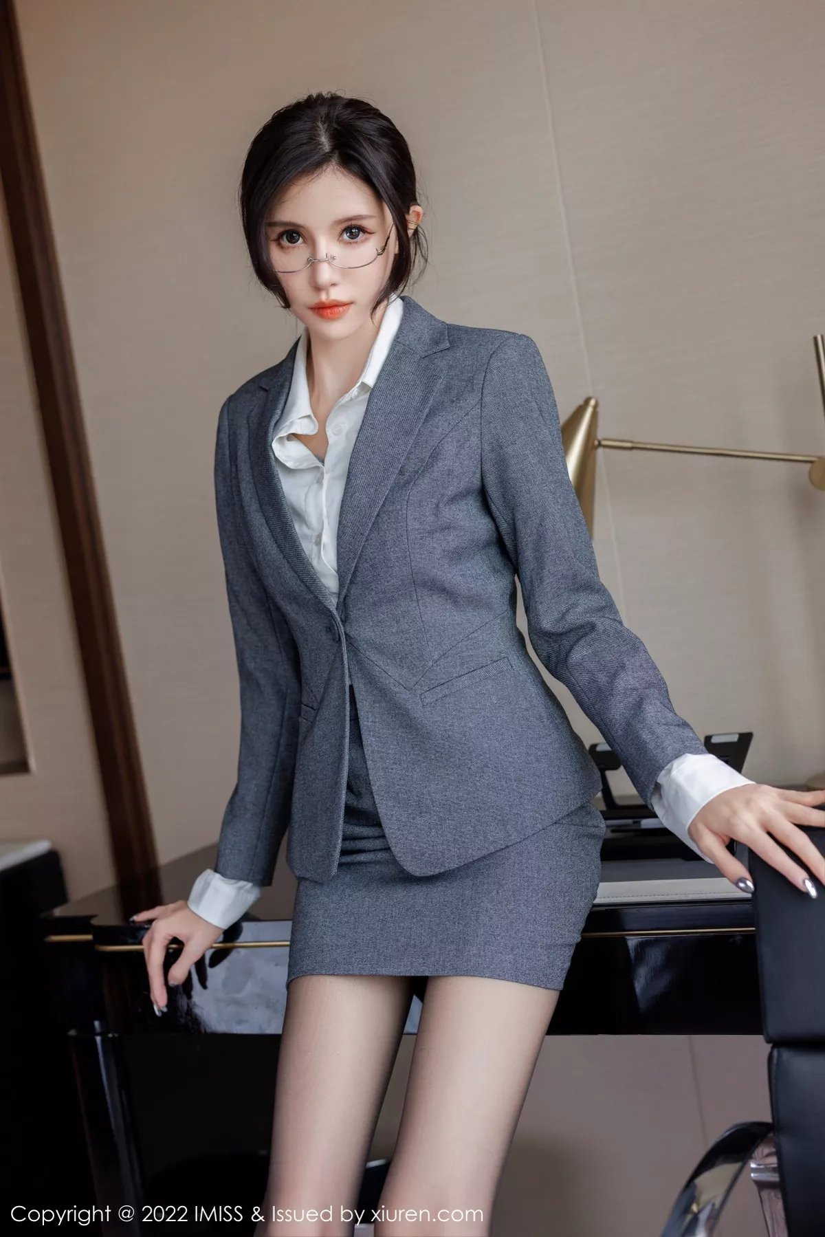 秀人集.com_[IMISS爱蜜社]Vol.708_模特泥鳅鳅私房脱灰色制服露性感蕾丝内衣配开档黑丝诱惑写真55P
