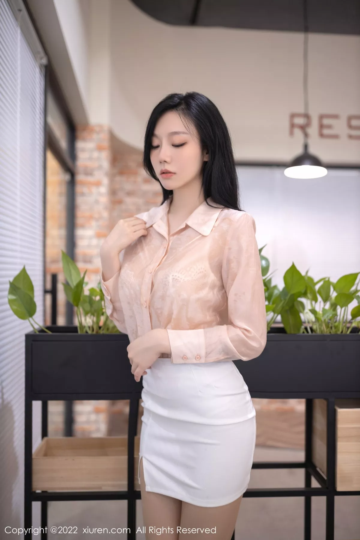 秀人集.com_[XiuRen秀人网]No.5960_模特安然anran浅色上衣配白色短裙露蕾丝内衣原色丝袜诱惑写真82P