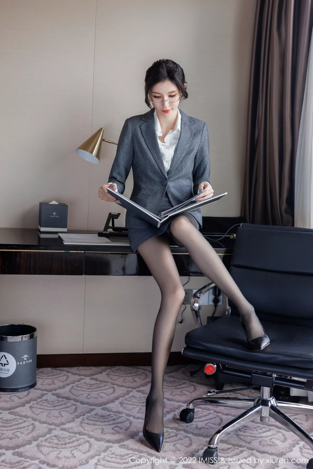 秀人集.com_[IMISS爱蜜社]Vol.708_模特泥鳅鳅私房脱灰色制服露性感蕾丝内衣配开档黑丝诱惑写真55P