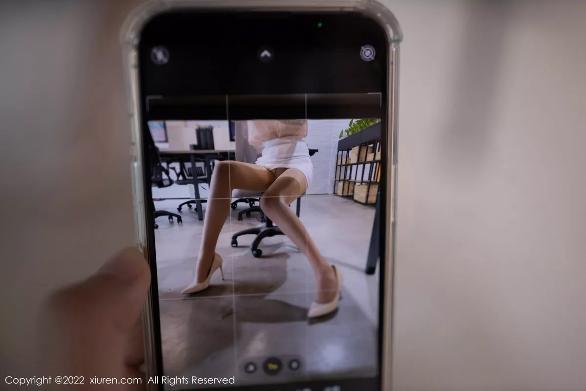 秀人集.com_[XiuRen秀人网]No.5960_模特安然anran浅色上衣配白色短裙露蕾丝内衣原色丝袜诱惑写真82P