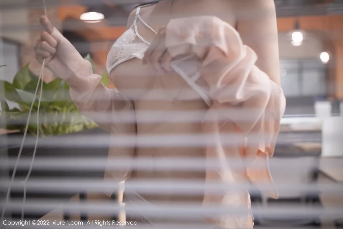 秀人集.com_[XiuRen秀人网]No.5960_模特安然anran浅色上衣配白色短裙露蕾丝内衣原色丝袜诱惑写真82P