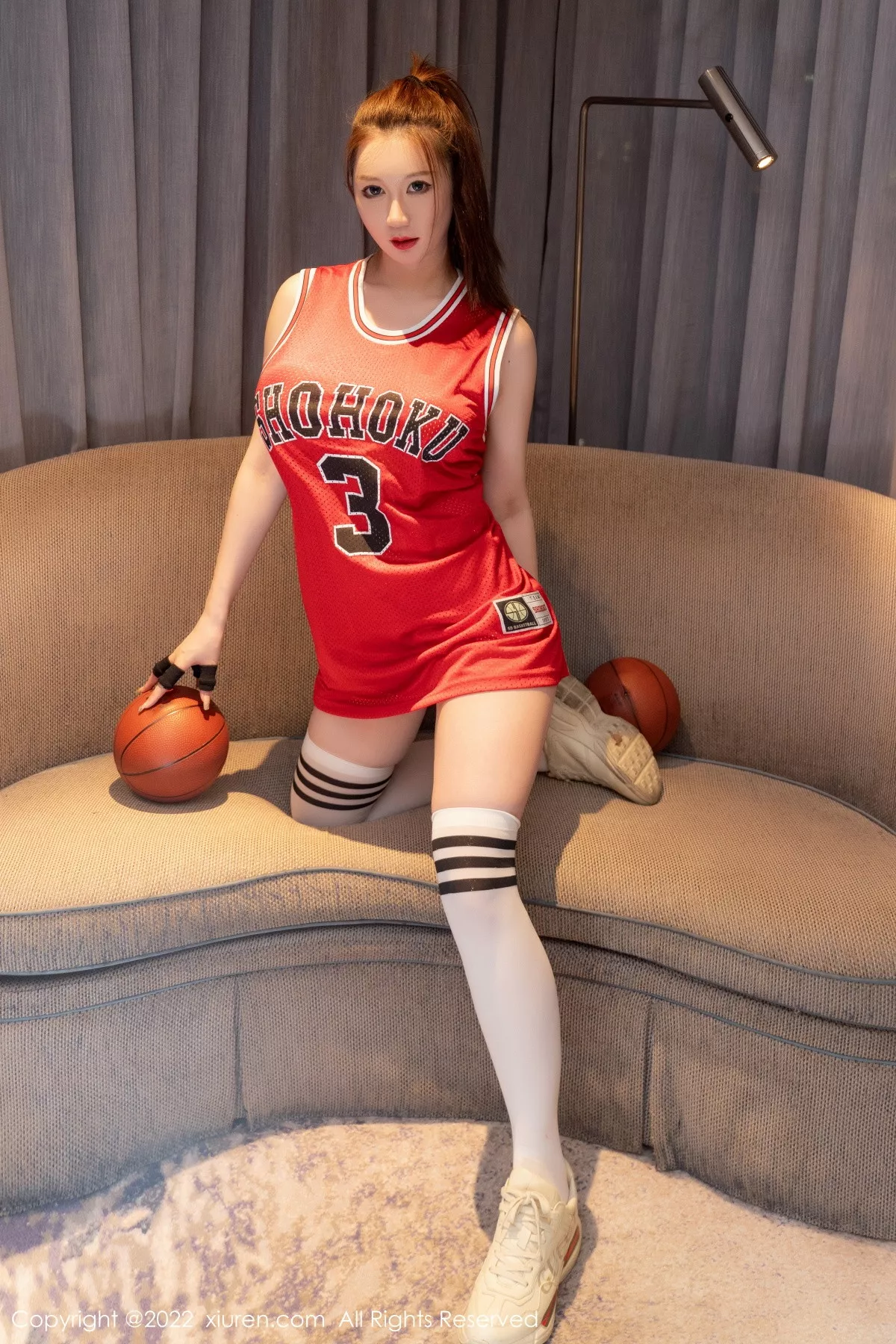 秀人集.com_[XiuRen秀人网]No.5969_模特顾乔楠Cora阳朔旅拍性感红色球衣秀魔鬼身材撩人诱惑写真72P