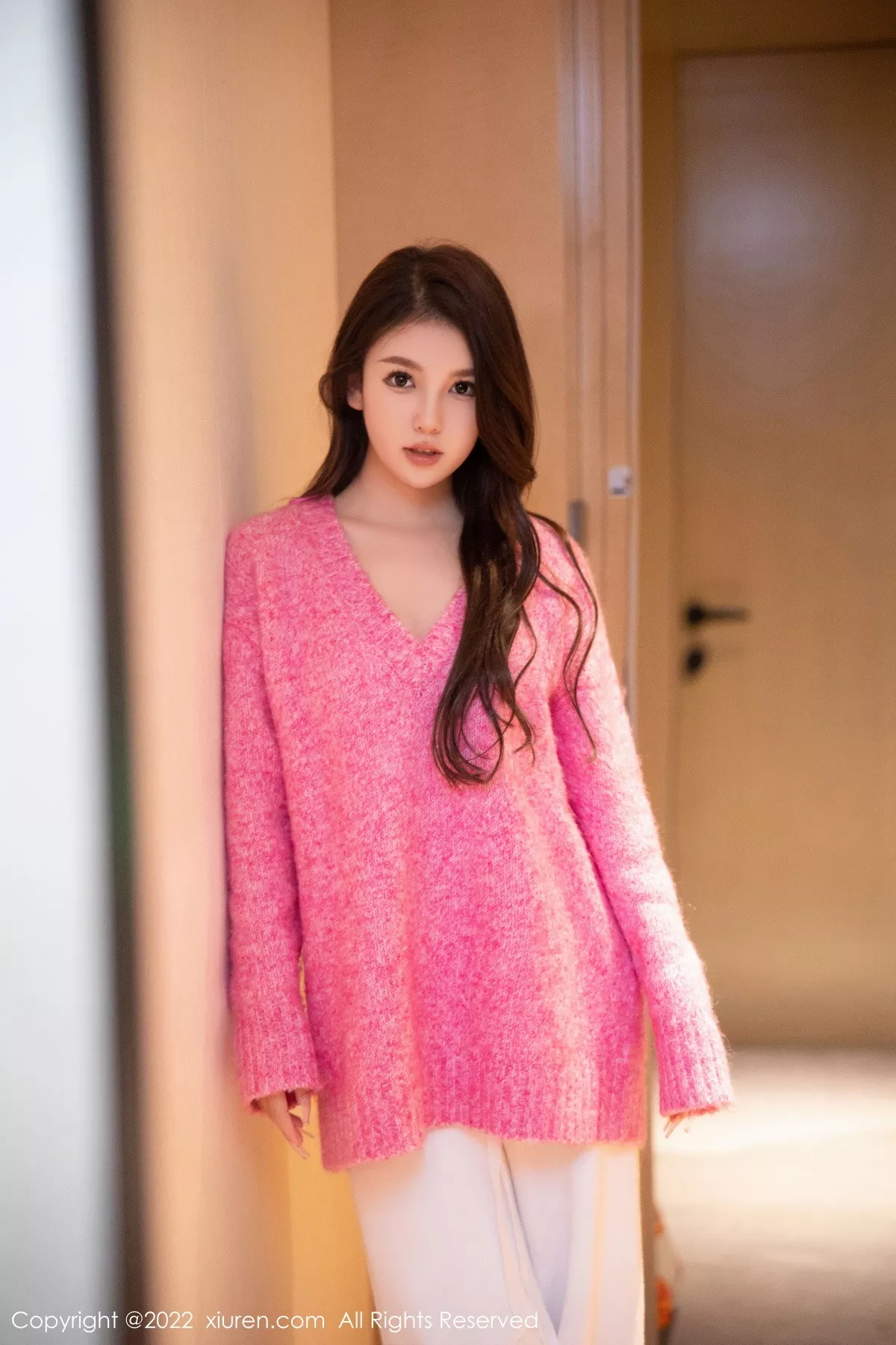 秀人集.com_[XiuRen秀人网]No.5975_模特美羊羊玫红色毛线上衣配白色长裤半脱秀曼妙身姿诱惑写真69P