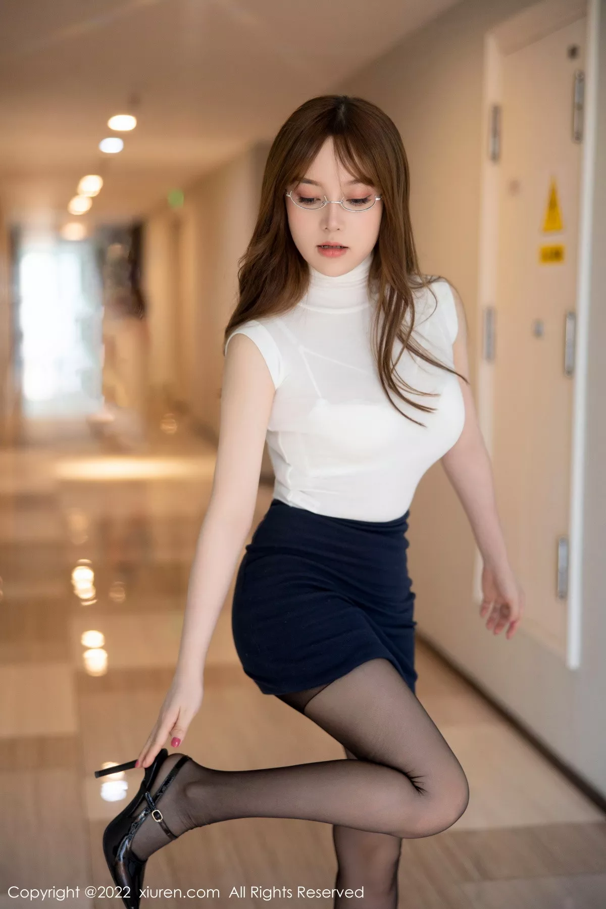 秀人集.com_[XiuRen秀人网]No.6005_模特豆瓣酱白色轻透衣配黑短裙露蕾丝内衣秀丰满身材诱惑写真80P