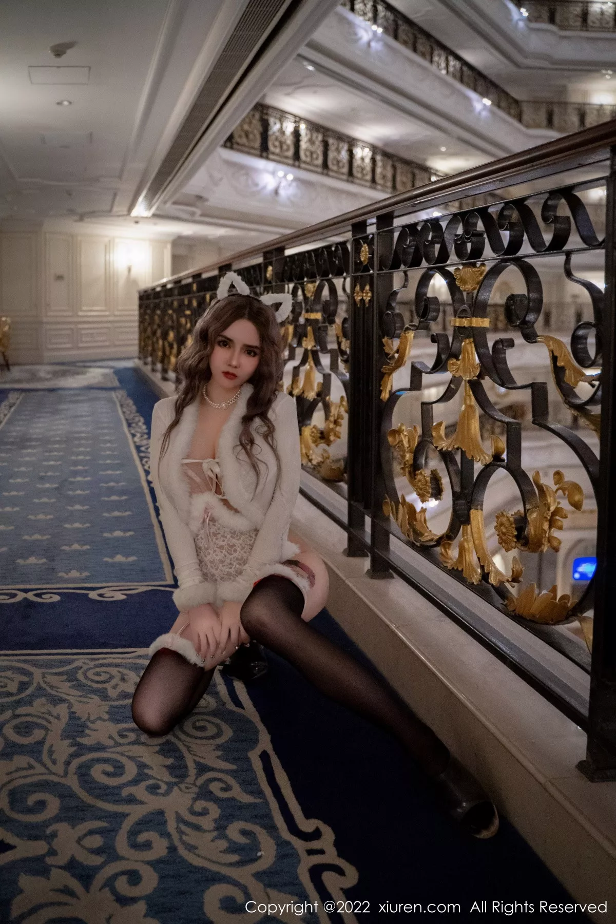 秀人集.com_[XiuRen秀人网]No.6001_模特温心怡性感白色毛绒上衣配黑丝袜秀翘臀美腿惹火诱惑写真60P