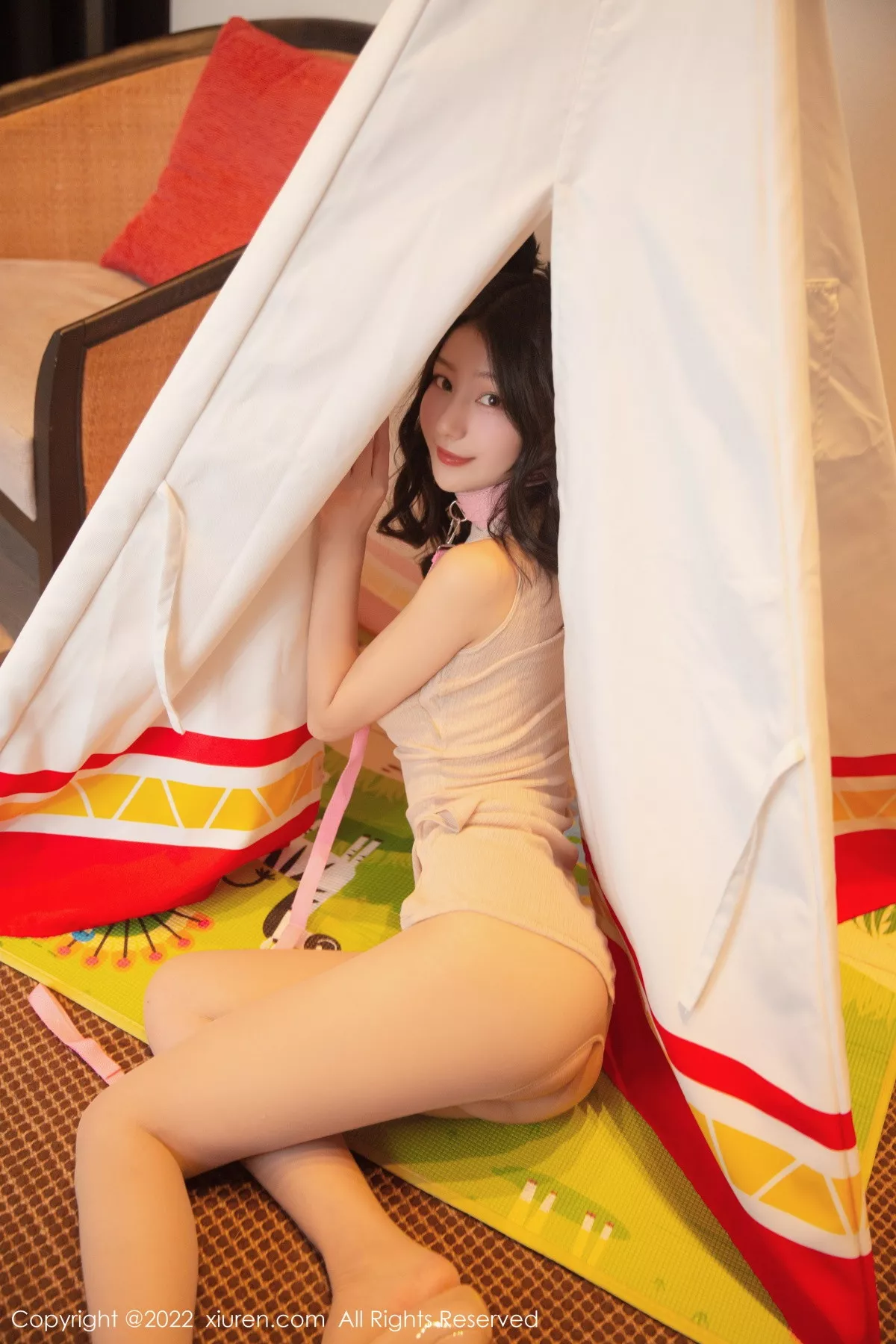 秀人集.com_[XiuRen秀人网]No.6002_模特熊小诺北京旅拍私房性感暖色轻透上衣配原色丝袜迷人写真75P