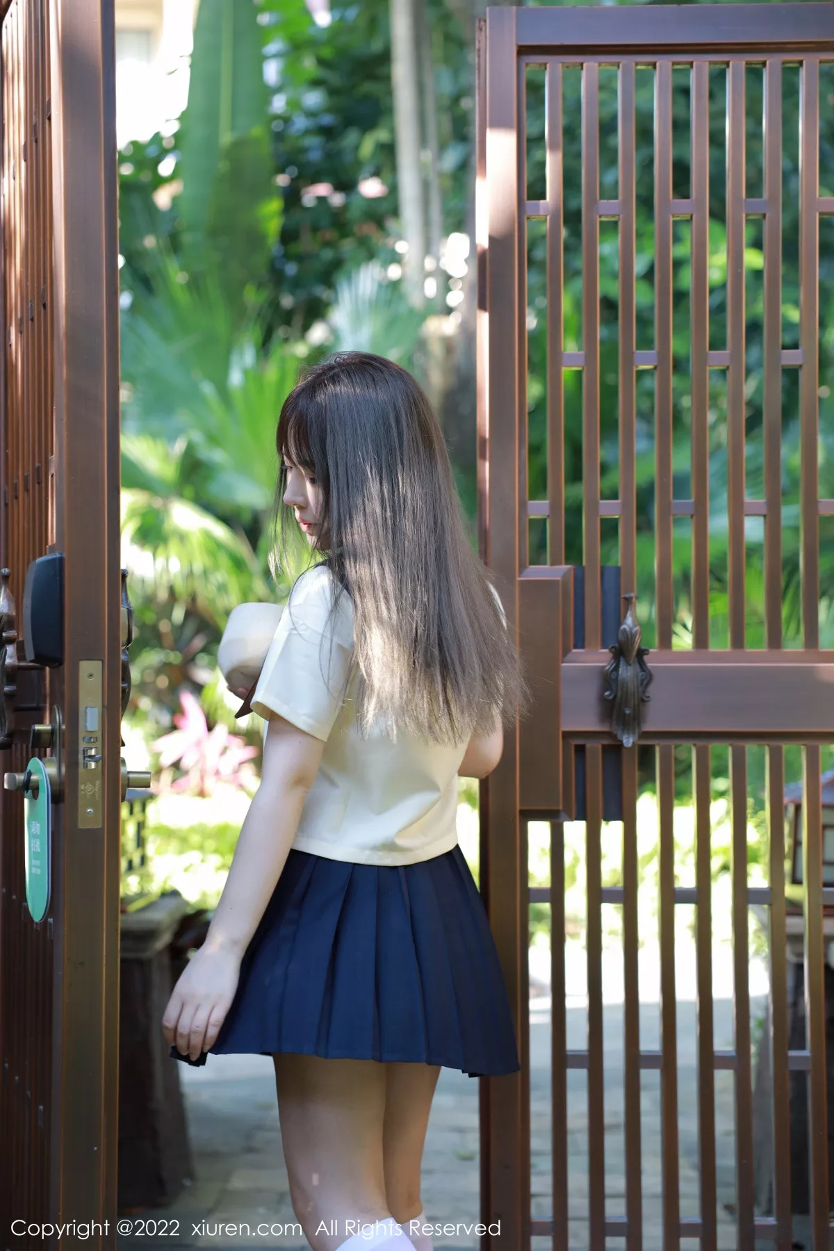 秀人集.com_[XiuRen秀人网]No.6021_女神Evelyn艾莉南京旅拍户外性感白色水手服秀完美身材诱惑写真66P