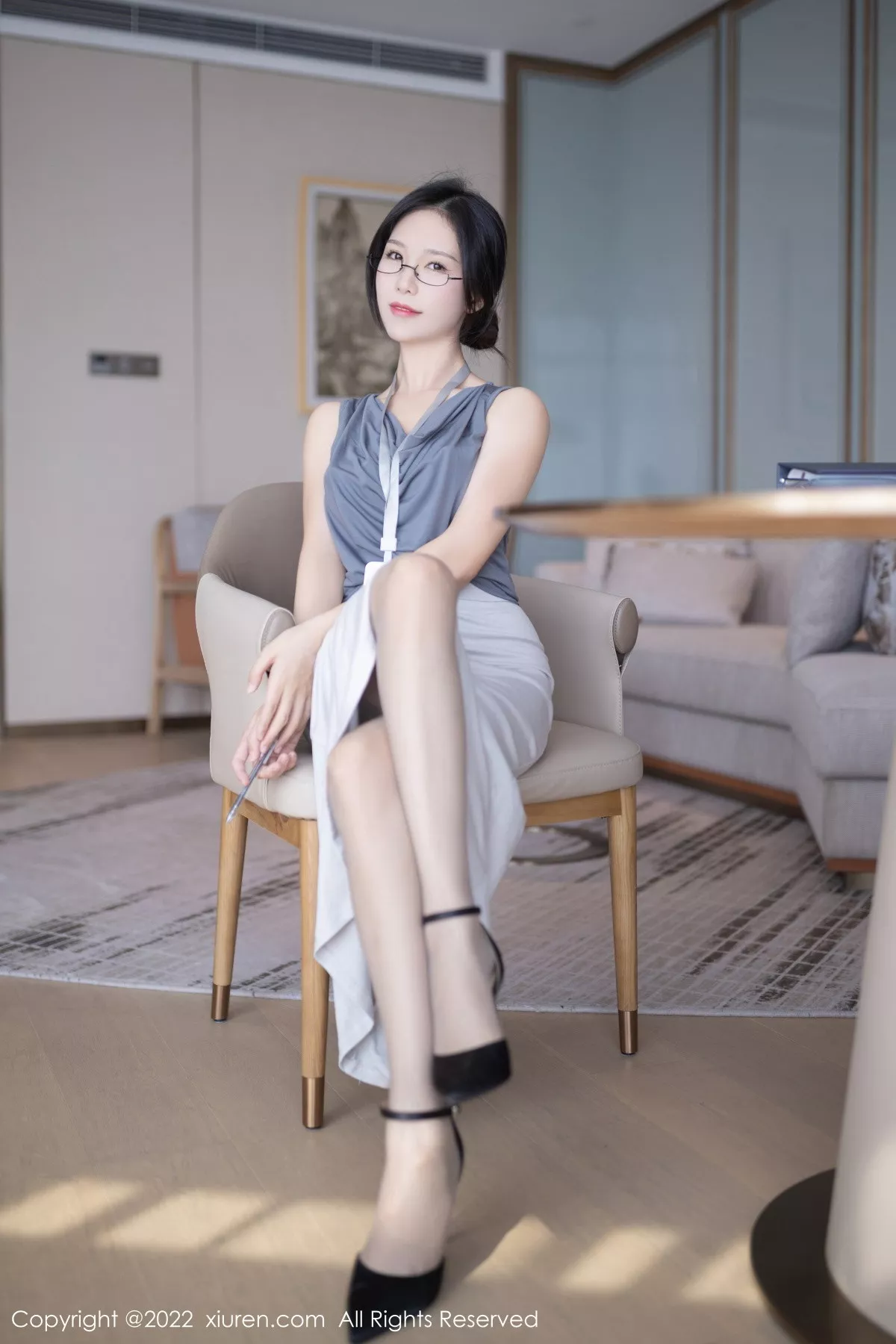 秀人集.com_[XiuRen秀人网]No.5900_模特利世灰色上衣配白长裙半撩露蕾丝内裤秀翘臀美腿诱惑写真71P