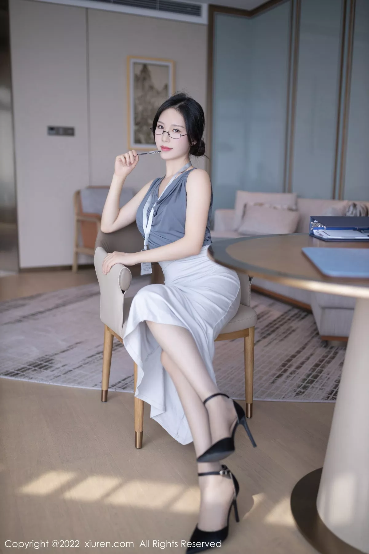 秀人集.com_[XiuRen秀人网]No.5900_模特利世灰色上衣配白长裙半撩露蕾丝内裤秀翘臀美腿诱惑写真71P