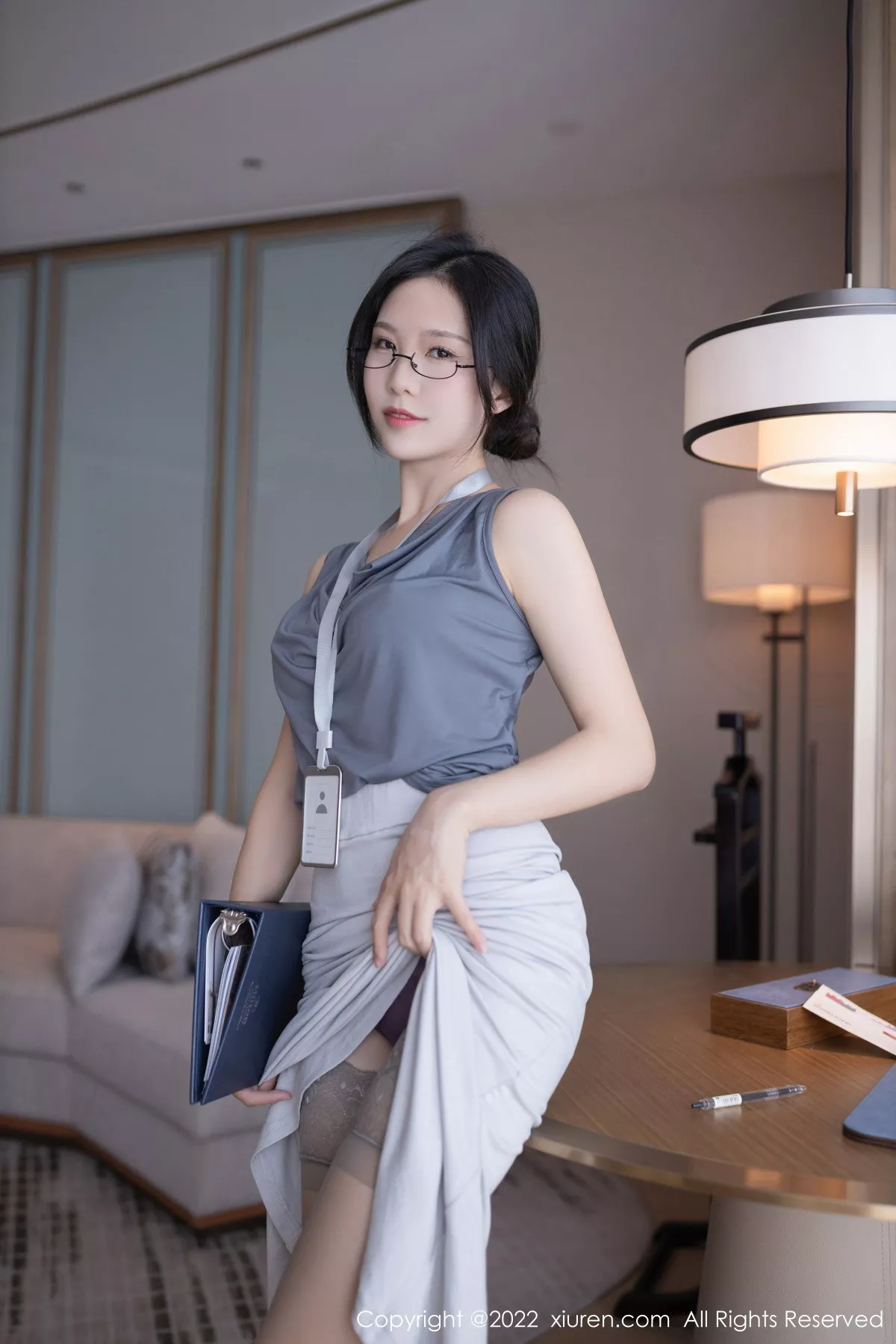 秀人集.com_[XiuRen秀人网]No.5900_模特利世灰色上衣配白长裙半撩露蕾丝内裤秀翘臀美腿诱惑写真71P