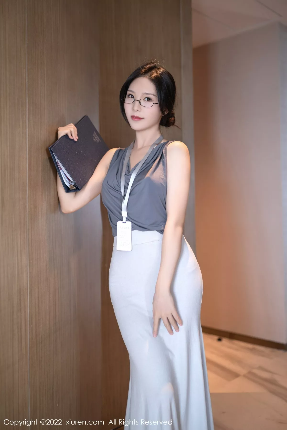 秀人集.com_[XiuRen秀人网]No.5900_模特利世灰色上衣配白长裙半撩露蕾丝内裤秀翘臀美腿诱惑写真71P