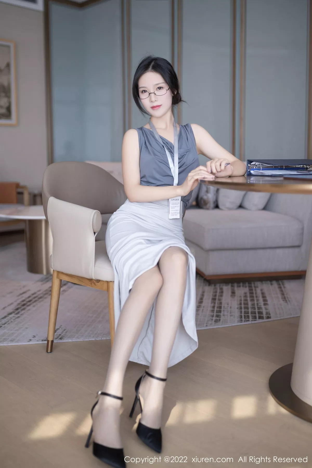 秀人集.com_[XiuRen秀人网]No.5900_模特利世灰色上衣配白长裙半撩露蕾丝内裤秀翘臀美腿诱惑写真71P