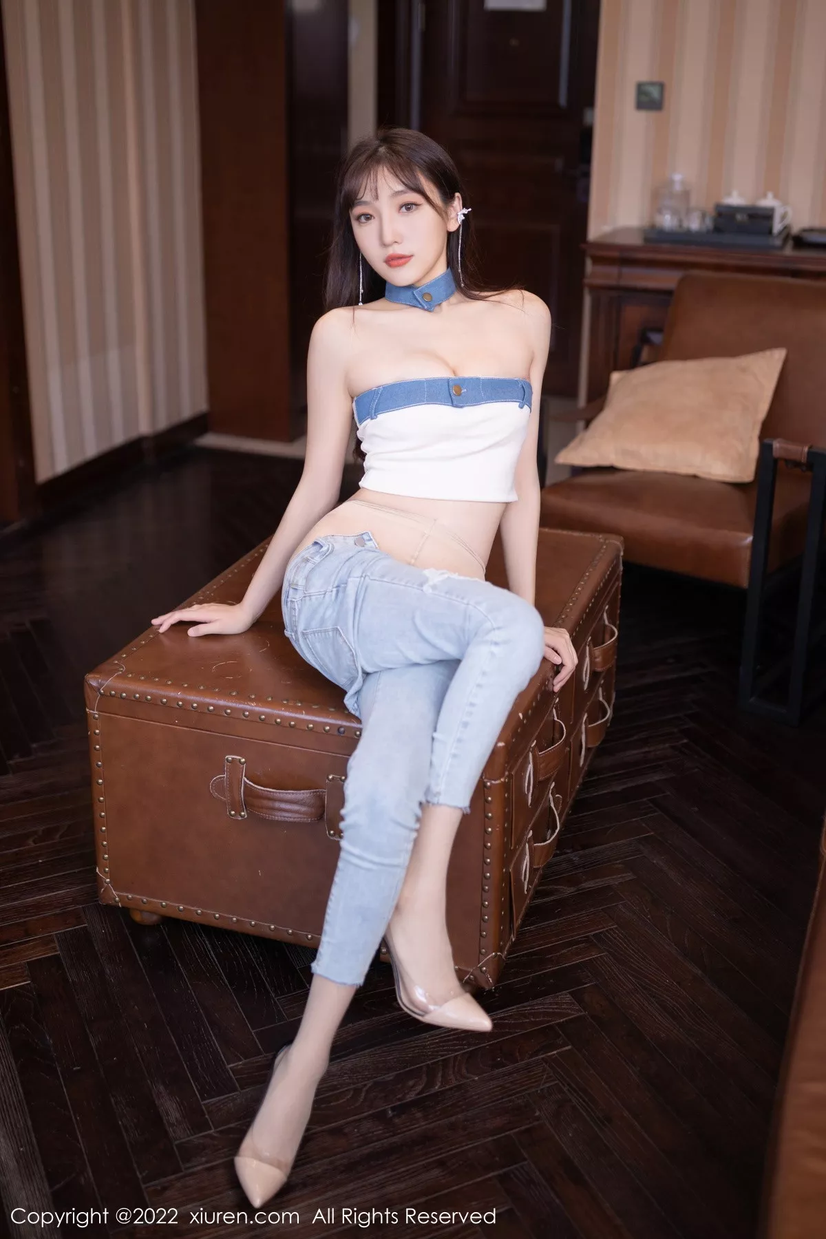 秀人集.com_[XiuRen秀人网]No.5908_模特陆萱萱北京旅拍半脱牛仔裤露超薄无内肉丝秀翘臀诱惑写真77P