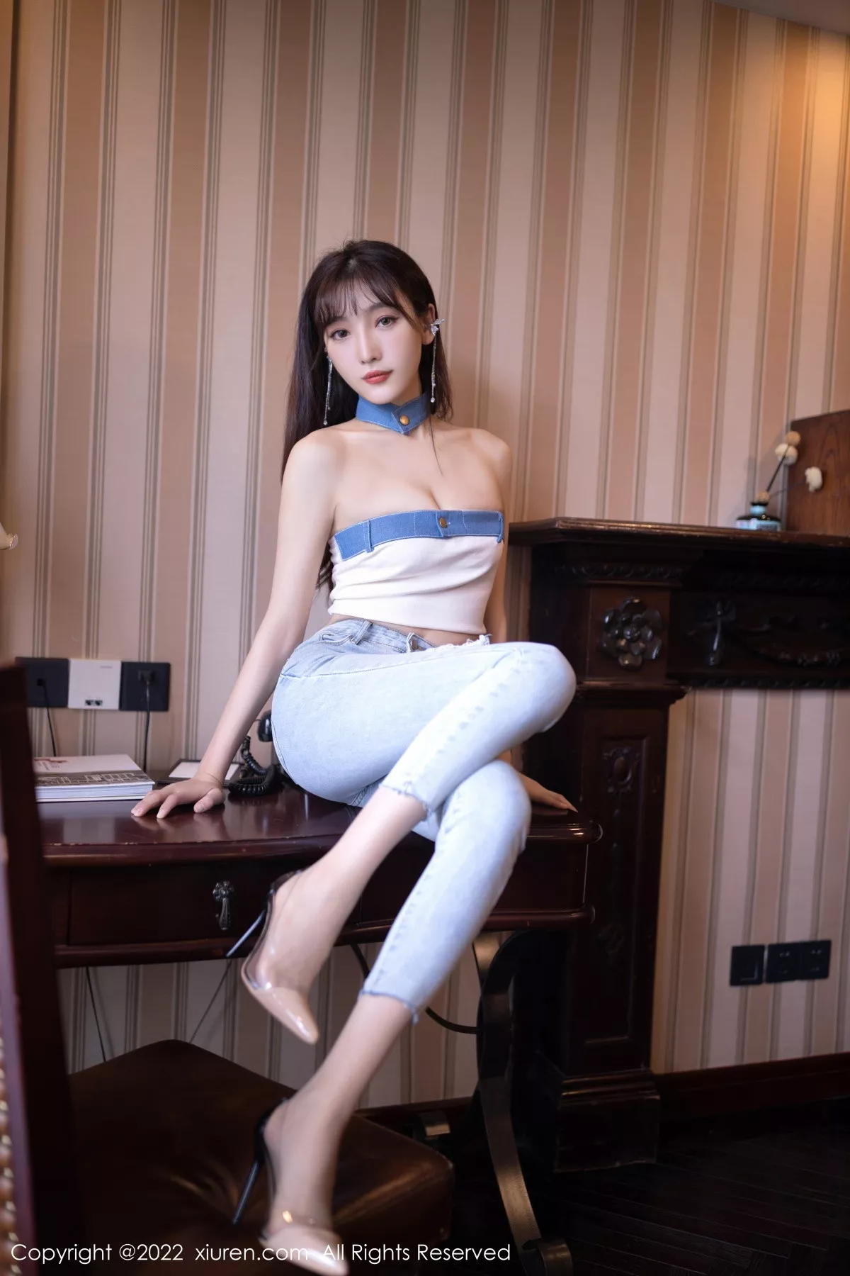 秀人集.com_[XiuRen秀人网]No.5908_模特陆萱萱北京旅拍半脱牛仔裤露超薄无内肉丝秀翘臀诱惑写真77P