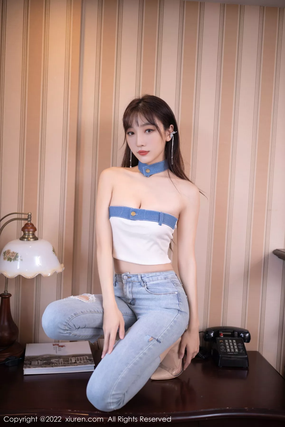 秀人集.com_[XiuRen秀人网]No.5908_模特陆萱萱北京旅拍半脱牛仔裤露超薄无内肉丝秀翘臀诱惑写真77P