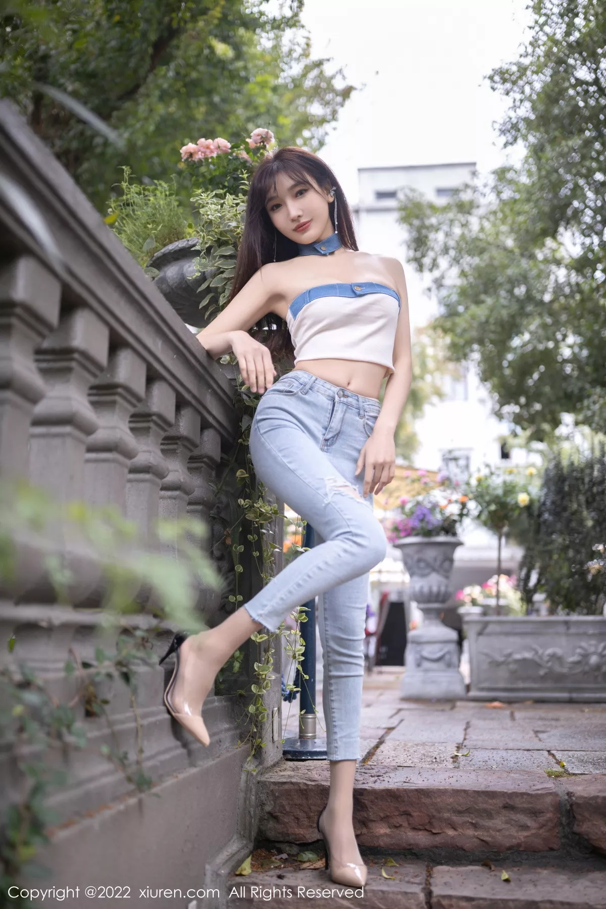 秀人集.com_[XiuRen秀人网]No.5908_模特陆萱萱北京旅拍半脱牛仔裤露超薄无内肉丝秀翘臀诱惑写真77P