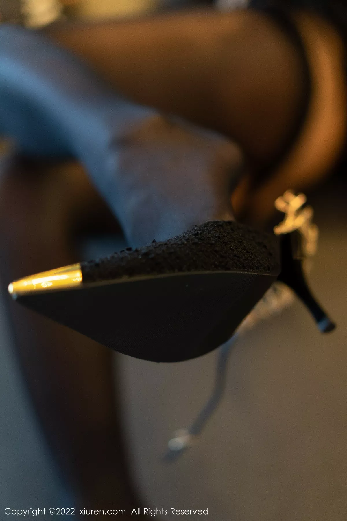 秀人集.com_[XiuRen秀人网]No.5906_模特laura阿姣性感黑色低胸吊带短裙配超薄黑丝秀美腿迷人写真91P